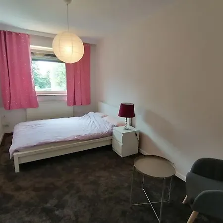 Bright House With A Beautiful Garden * 伊塞尔恩哈根