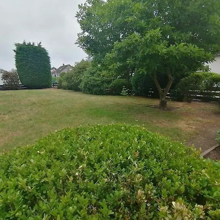 Bright House With A Beautiful Garden 度假居 *